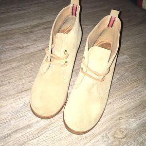 I’m selling a pair of tan Sperry boots.